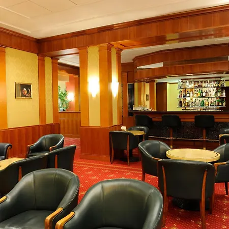 מלון Tower Airport - & Conference Center 4*