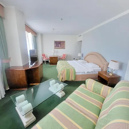 מלון Tower Airport - & Conference Center 4*
