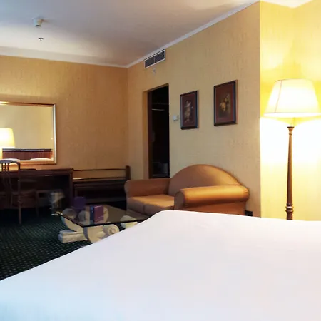 מלון Tower Airport - & Conference Center 4*