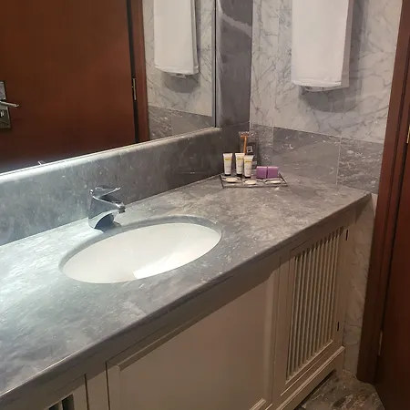 Tower Airport - & Conference Center מלון 4*
