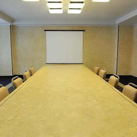 Tower Airport - & Conference Center 4*