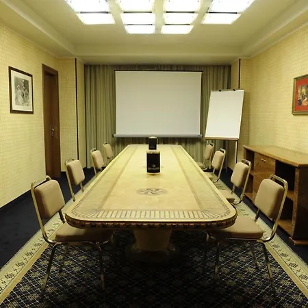 Tower Airport - & Conference Center Ξενοδοχείο 4*
