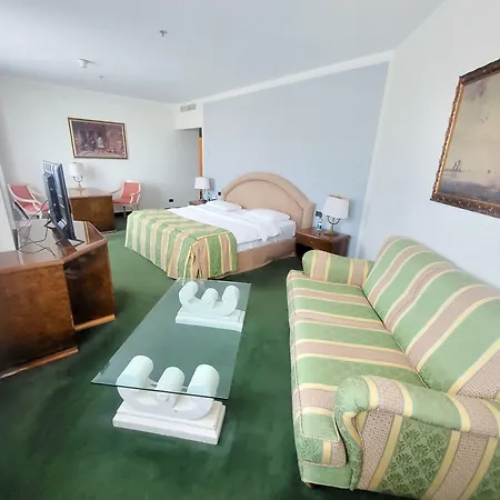 热那亚塔机场 - 酒店及会议中心