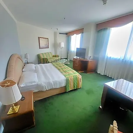 Tower Airport - & Conference Center Hotel