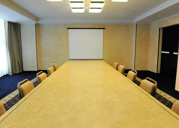 Tower Airport - & Conference Center 4*